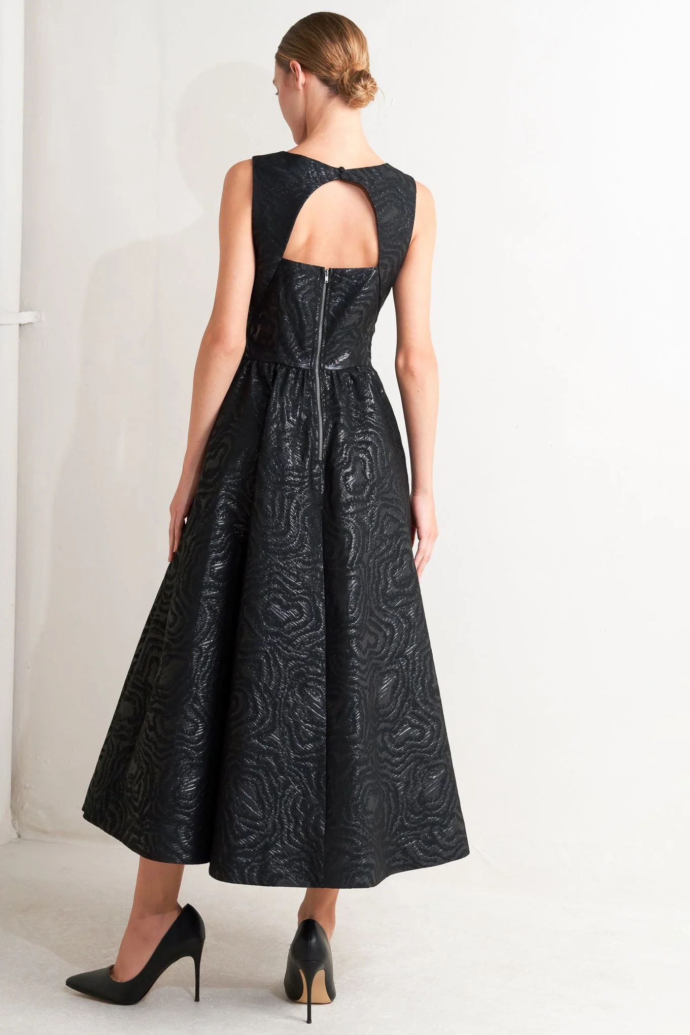 TEXTURED BLACK MIDI DRESS WITH OPEN BACK - Image 2