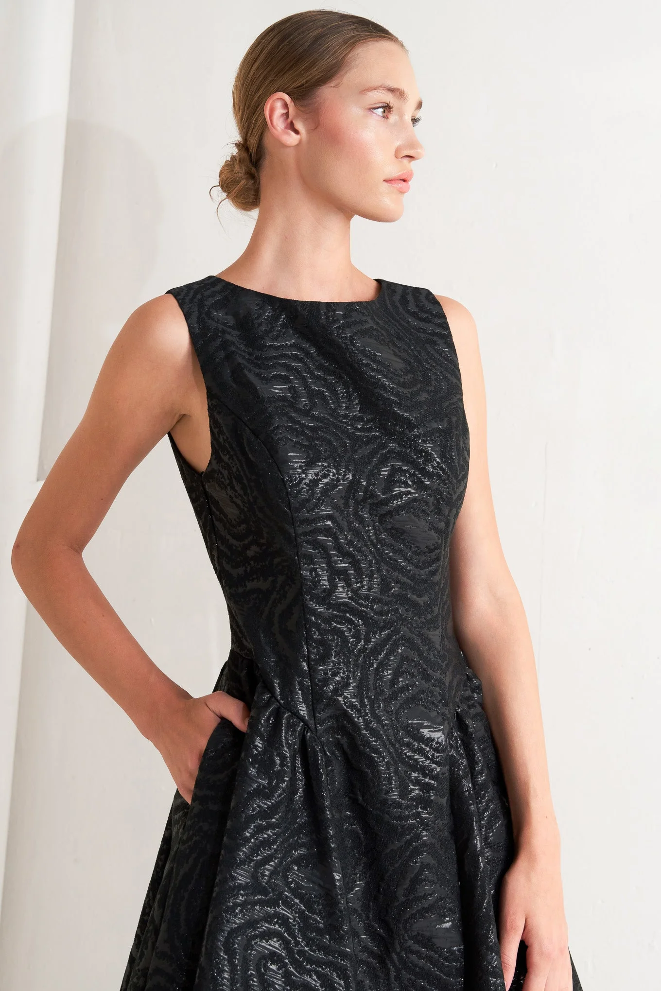 TEXTURED BLACK MIDI DRESS WITH OPEN BACK - Image 5