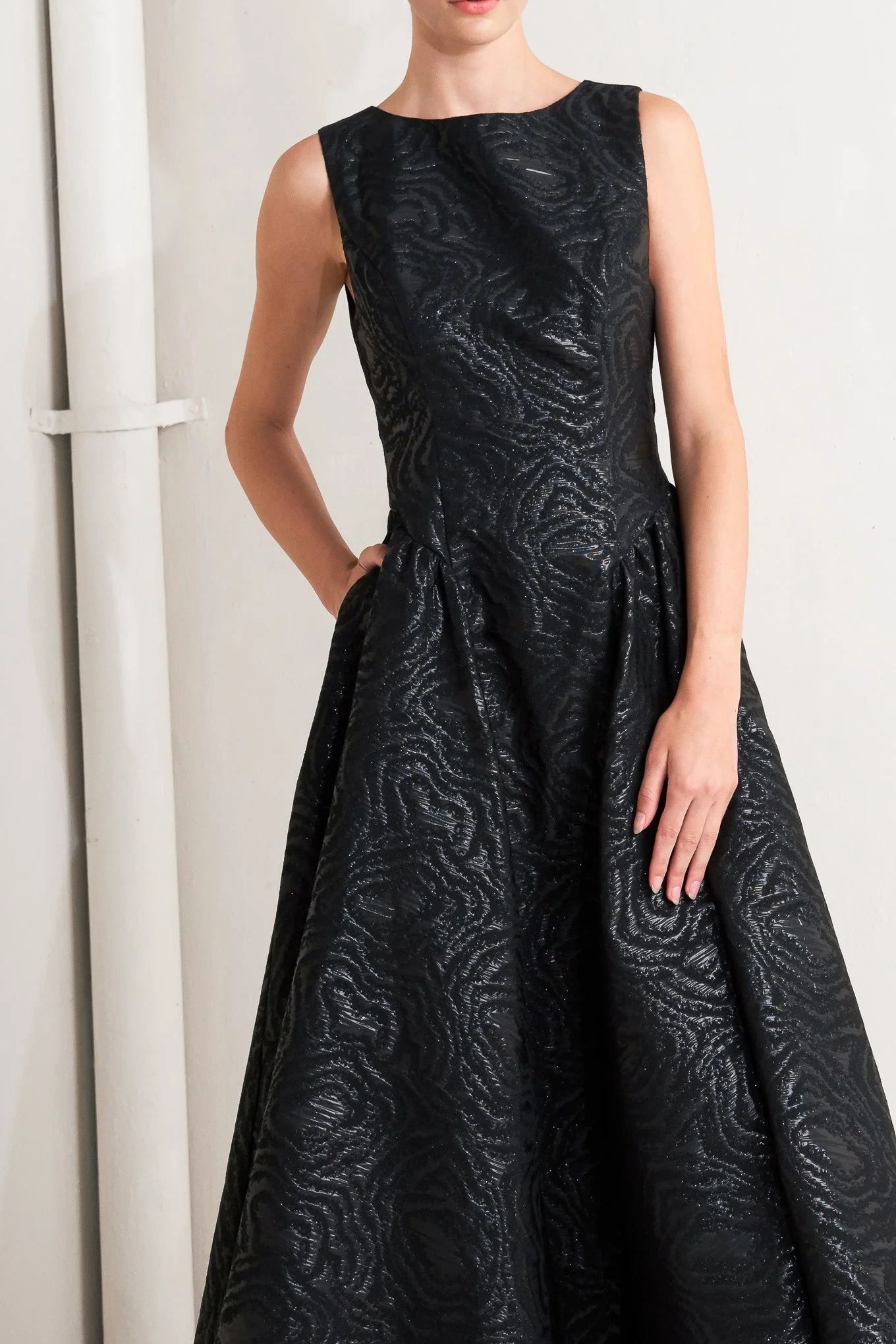 TEXTURED BLACK MIDI DRESS WITH OPEN BACK - Image 6